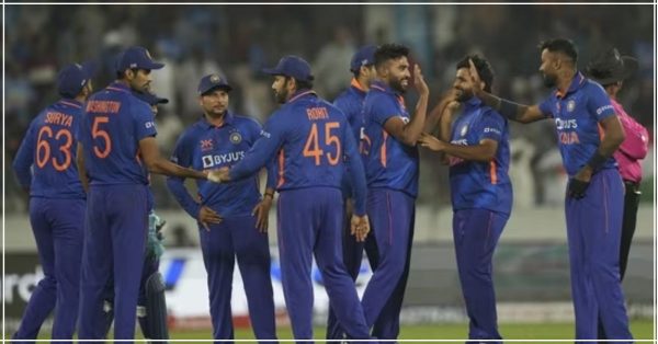 IND vs NZ: रायपुर के मैदान पर दिखा भारतीय गेंदबाजों का आतंक, मोहम्मद शमी ने उडाई 3 गिल्लीयां, केवल इतने रनो के स्कोर पर ढेर हुई न्यूज़ीलैंड